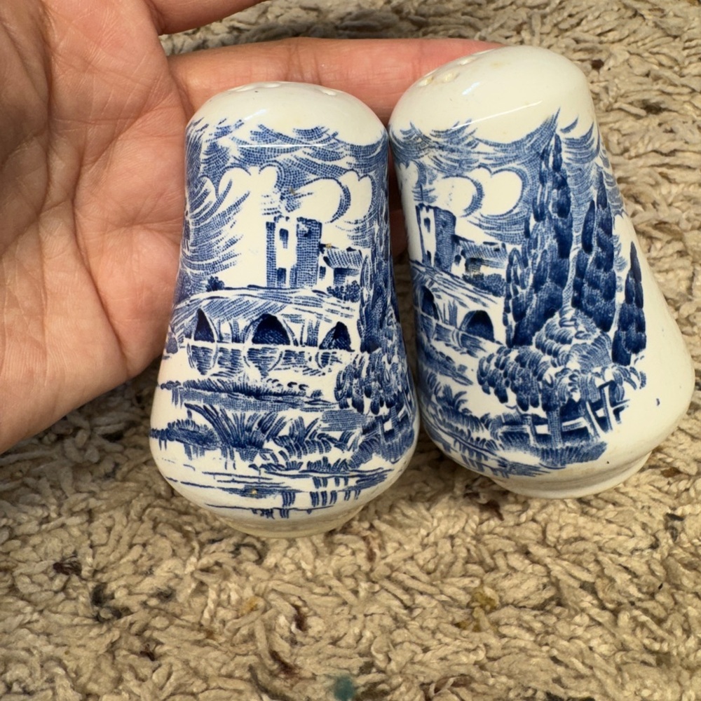 Wedgwood Countryside England set shakers salt and pepper Made in England